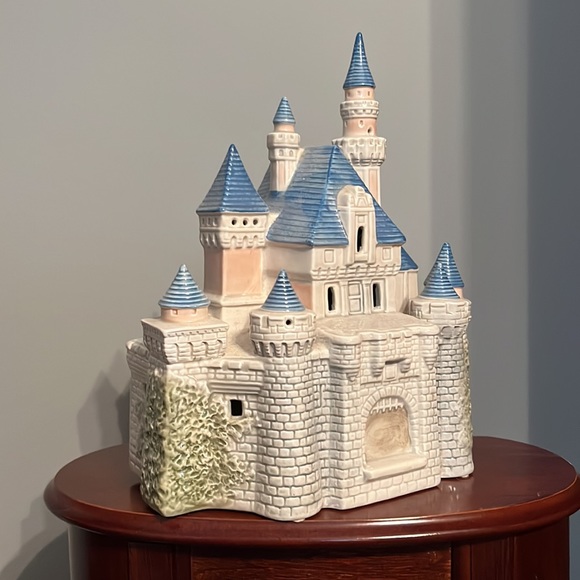 Vintage Disney Castle Lamp 1988 ed.- Excellent Condition, no chips or cracks - Picture 6 of 7